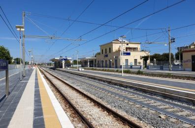 Migranti in cammino lungo i binari: ritardi sulla circolazione tra Bari e Pescara