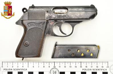 Matera, custodiscono pistola in casa: obbligo di dimora per coppia di pensionati incensurati
