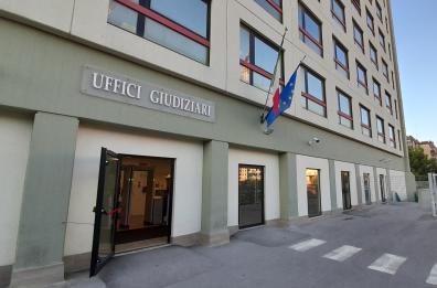 Frode sul reddito di cittadinanza, assolta ex mafiosa di Bari Vecchia