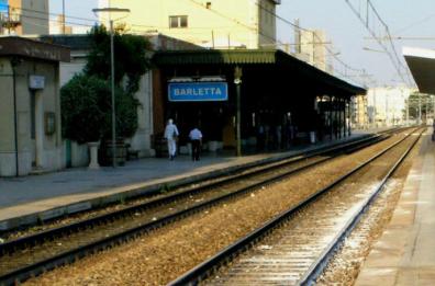 Barletta, sul treno senza biglietto minaccia capotreno e agenti con un coltello: arrestato 32enne
