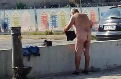 Barletta, si denuda e lava gli indumenti ad una fontana pubblica