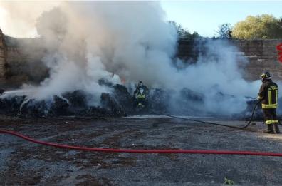 Incendio rifiuti in una cava a Pilone - Rosa Marina: vigili del fuoco da Ostuni e autobotti da Brindisi 