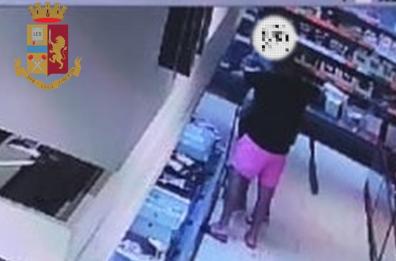 Taranto, pizzicati dalle telecamere mentre rubano 700 euro di merce in un supermercato: denunciati