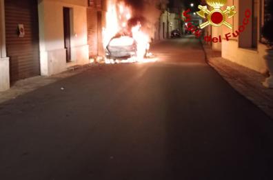 Auto prende fuoco a Melissano e le fiamme ne danneggiano una seconda: indagini