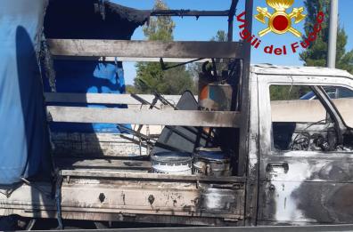 Lecce, Piaggio in fiamme sulla tangenziale nei pressi dell'uscita  per Frigole