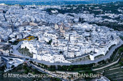 Ostuni, il compianto reporter Marcello Carrozzo e una mostra con un occhio di ri-guardo per la «sua» Città bianca
