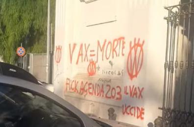 Bari, facciata del cimitero imbrattata dai no-Vax, manifesti su quella del distretto unico sanitario: denuncia contro ignoti