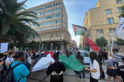 Bari, in piazza Cesare Battisti la manifestazione a suon di: «Palestina libera». In piazza Diaz l'altro presidio per la pace