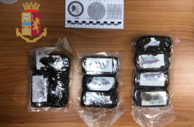 Taranto, la polizia trova un chilo di hashish diviso in panetti abbandonato tra i detriti: indagini