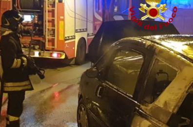 Notte di fuoco nel Salento: bruciano auto a Scorrano e S.Cesario, rogo di materiale vario nel piazzale di una ditta a Surbo