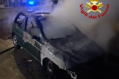 Ennesimo incendio d'auto nel Salento: a Calimera brucia una Lancia Y