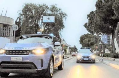 Barletta, poliziotti sventano furto di un'Audi: folle inseguimento, poi l'incidente con 2 feriti