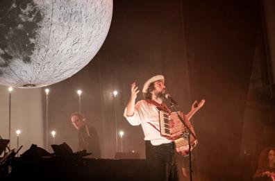 Vinicio Capossela fa tris in Puglia: «Tredici Canzoni Urgenti» a Bari, San Severo e Taranto