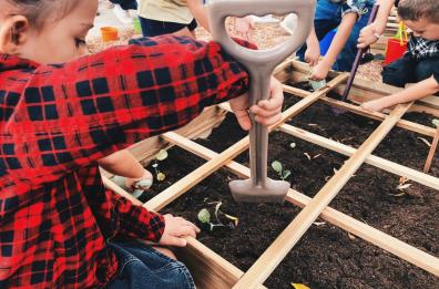 «Dalla terra alla tavola», con il progetto a Mola i bambini curano un orto