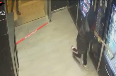 San Nicandro Garganico, sfonda distributori automatici con un piccone per rubare soldi e snack: in arresto