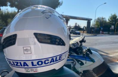 Bari, scontro tra due auto: uno dei conducenti era ubriaco e guidava con patente falsa