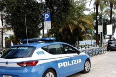 Brindisi, passeggia in piazza con le parti intime scoperte: arrestato un giovane