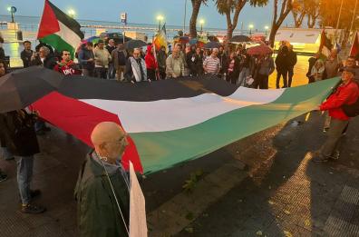 Sit-in della comunità palestinese a Bari: mostrate le foto delle vittime di Gaza