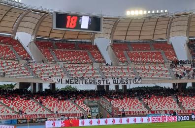 Bari, dai tifosi della Curva nord contestazione e striscione polemico per squadra e club