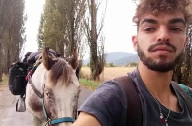 Dalla Basilicata ad Assisi: il viaggio di Cono a piedi con il suo cavallo cieco 