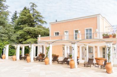 Martina Franca, gli invitati devastano resort dopo le nozze: danni da 15mila euro