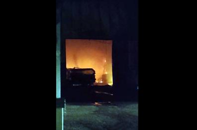 L'Aquila, incendio in azienda rifiuti a Bazzano: a fuoco mezzi e capannone