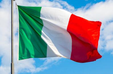 Monteparano, cittadino entra nella stanza del sindaco e dà fuoco al tricolore. A Brindisi aggredito un dirigente per una casa popolare
