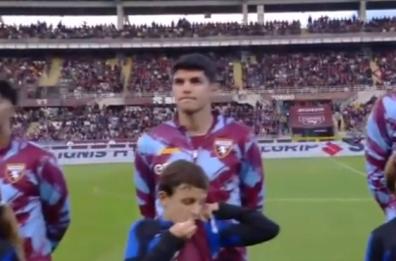 Torino - Inter, bimbo di Acquaviva a centrocampo alza la maglia nerazzurra e bacia quella granata