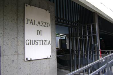 Taranto, violenza sessuale su 23enne: avvocato finisce alla sbarra