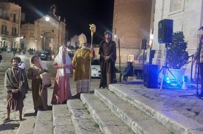 Tra sacro e profano «La Festa d’Ognissanti» approda per le strade di Bari vecchia