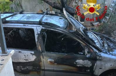 Notte di fuoco nel Salento: bruciate auto a Gallipoli, Ugento e Poggiardo