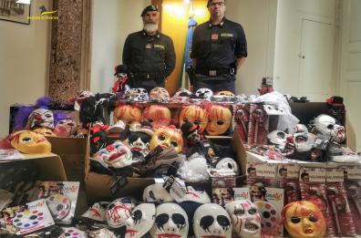 Cerignola, maschere e cosmetici per Halloween pericolosi: scatta il sequestro