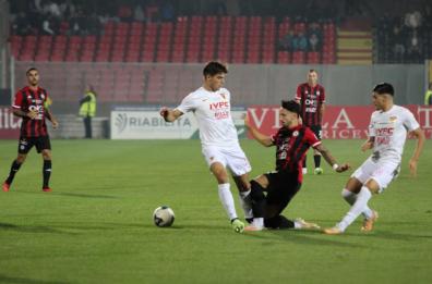 Calcio, Foggia sprecone: solo un pari con il Benevento 
