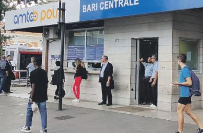 Bari, una mattina in piazza Moro dove si lavora nella paura