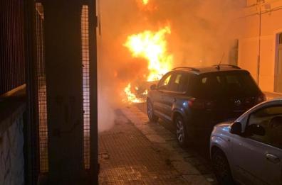Rogo d'auto a Brindisi: in fiamme una Mercedes classe A e una Ford Focus