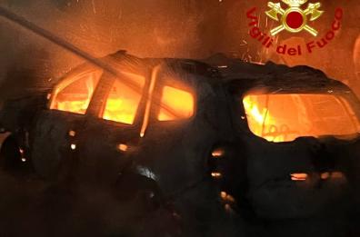 Auto incendiata a Nardò, le fiamme danneggiano anche un'altra vettura