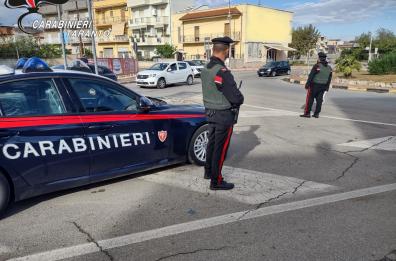 San Giorgio Jonico, picchia e tenta di strangolare il padre: arrestato