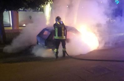 San Vito dei Normanni, l'auto va a fuoco mentre è in marcia: arrivano i pompieri