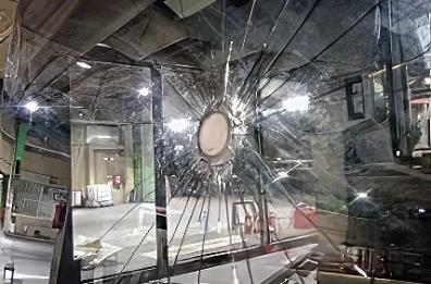 Sassi contro bus a Bari, la polizia locale controlla le telecamere