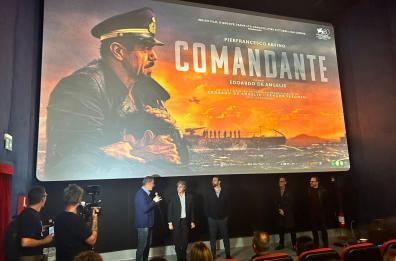 Taranto, la prima di Comandante con il regista De Angelis: «È una storia di umanità». Il messaggio di Favino alla città: «Mi manchi»