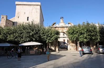 Conversano, parcheggio nel castello: scoppia la lite tra Comune e «inquilini»