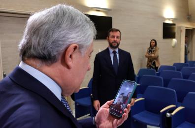 Amina ritrova la libertà e accusa gli agenti. Tajani: «Sta bene, ecco la nostra telefonata» 