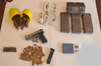 Taranto, colpo allo spaccio nel rione Tamburi: due arresti, sequestrati oltre 2,5kg di eroina