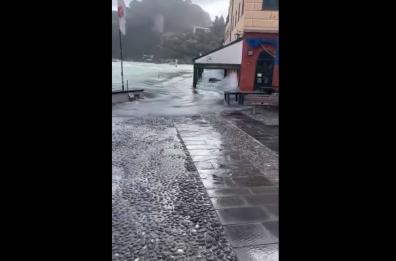 Liguria, a Camogli mareggiata fa crollare un ristorante e a Portofino invade la piazzetta