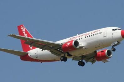 Avaria a un motore, atterraggio d'emergenza a Bari per il Boeing 737 Tirana-Bologna 