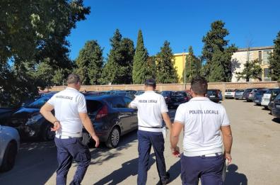 Foggia, al cimitero parcheggiatori e fiorai abusivi: scattano multe e denunce