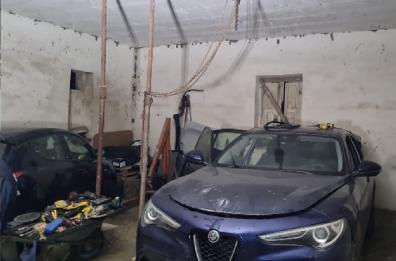 Brindisi, la polizia scopre un'officina clandestina in un casolare con auto rubate e cannibalizzate