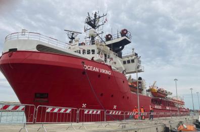 Taranto, approdata nave Ocean Viking: a bordo 75 migranti, anche 23 donne e 17 bambini
