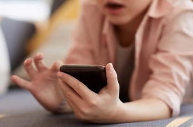 Bari, adescata in chat e ricattata: «Ho dato le mie foto nuda per paura»
