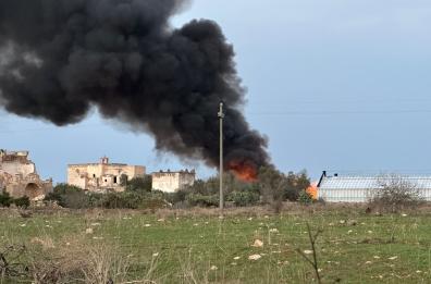 Copertino, incendio in un'azienda agricola: il fumo si vede a chilometri di distanza